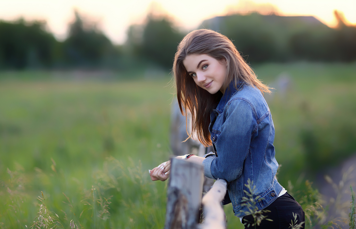 portrait-of-a-young-beautiful-girl-4k-bt-1400×900